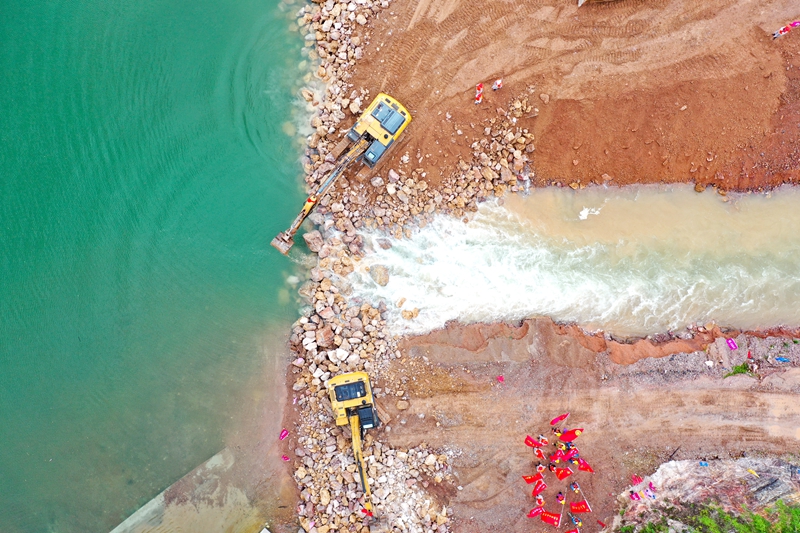 9月25日，拍攝的國家重大水利工程宣威水庫樞紐工程截流現場（無人機拍攝）。潘希來 攝 (4)