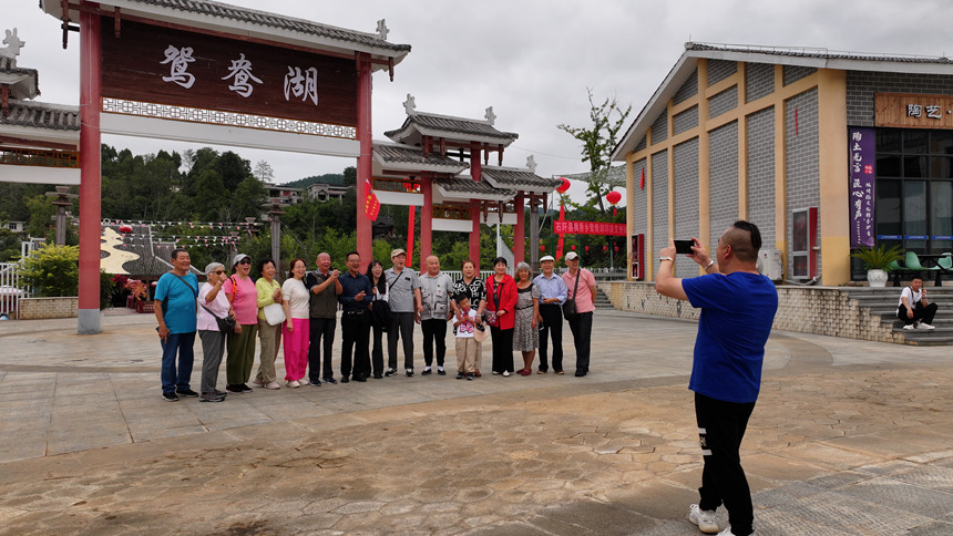 游客在鴛鴦湖合影留念。