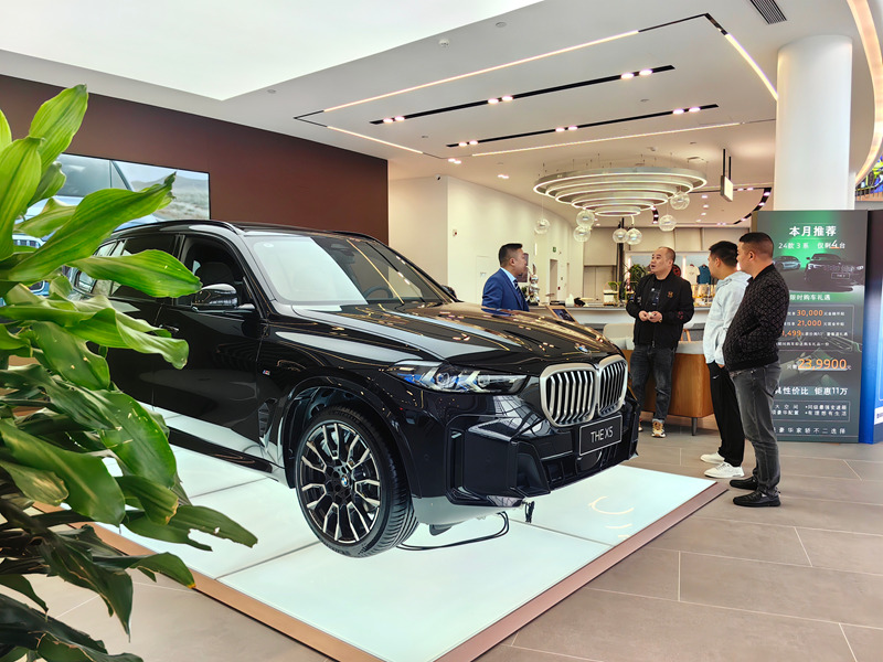 仁懷寶翔行汽車銷售服務有限公司門店內顧客正在看車。