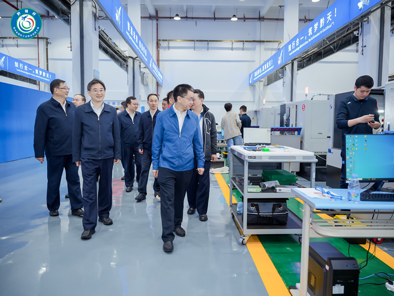 到賽事現場進行巡場。