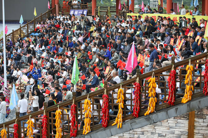 貴定縣各族群眾參加豐收節開幕式。石銀超攝