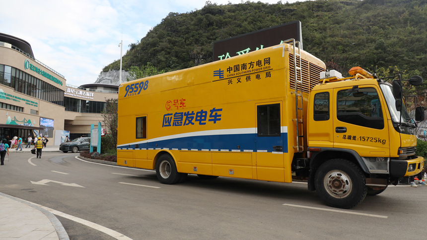駐守現場的應急發電車。