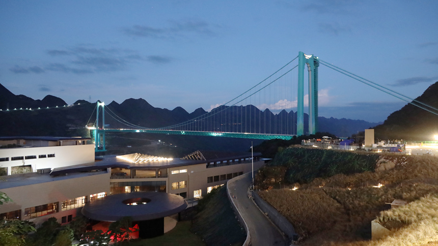 世界第一高橋花江峽谷大橋夜景圖。