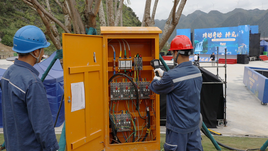 為舞臺燈光專用配電箱設備進行紅外線測溫巡檢服務。