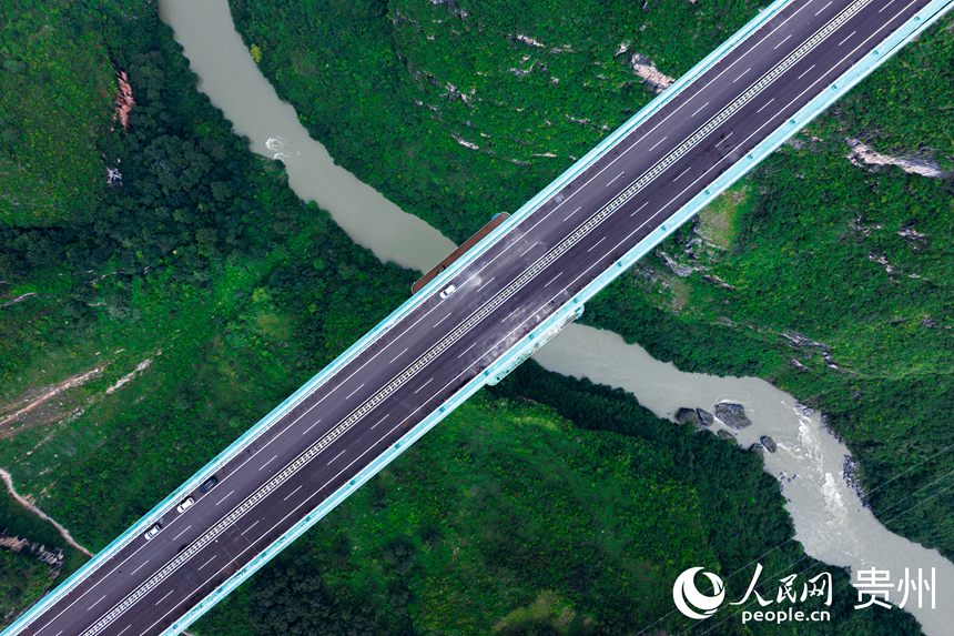 航拍“橫豎”都是世界第一的花江峽谷大橋。人民網記者 涂敏攝
