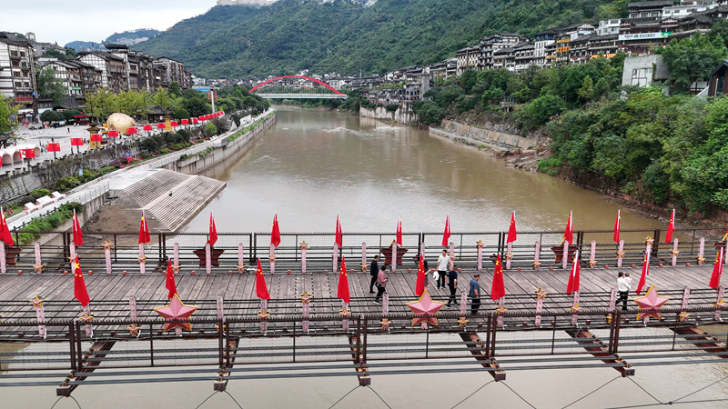 紅軍橋上已經安裝好五星紅旗。