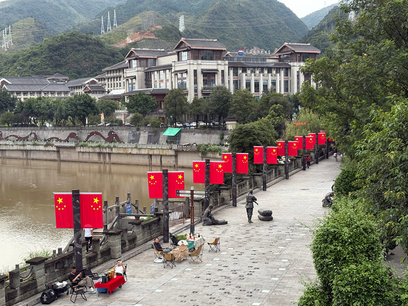 茅臺鎮已經安裝好五星紅旗。