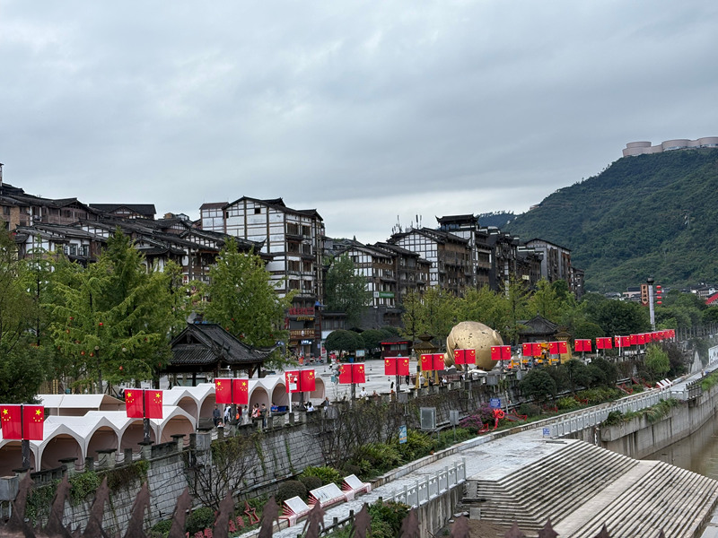 茅臺鎮已經安裝好五星紅旗。