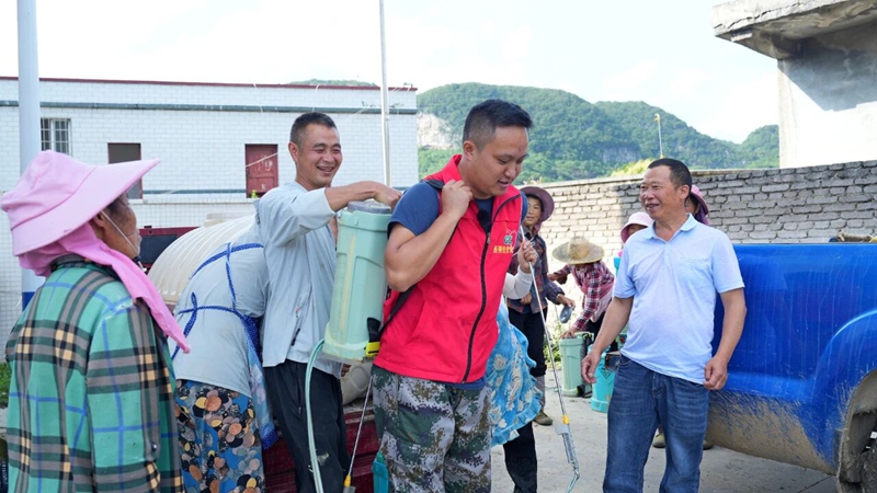 2 圖為皮慶柏(右二)背上農藥桶與村民一起噴灑農藥.jpg