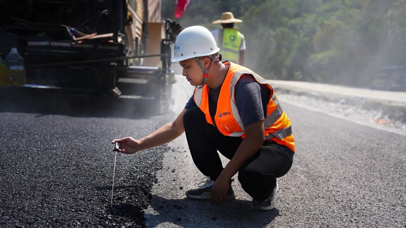3 圖為皮慶柏現場檢測瀝青溫度.jpg