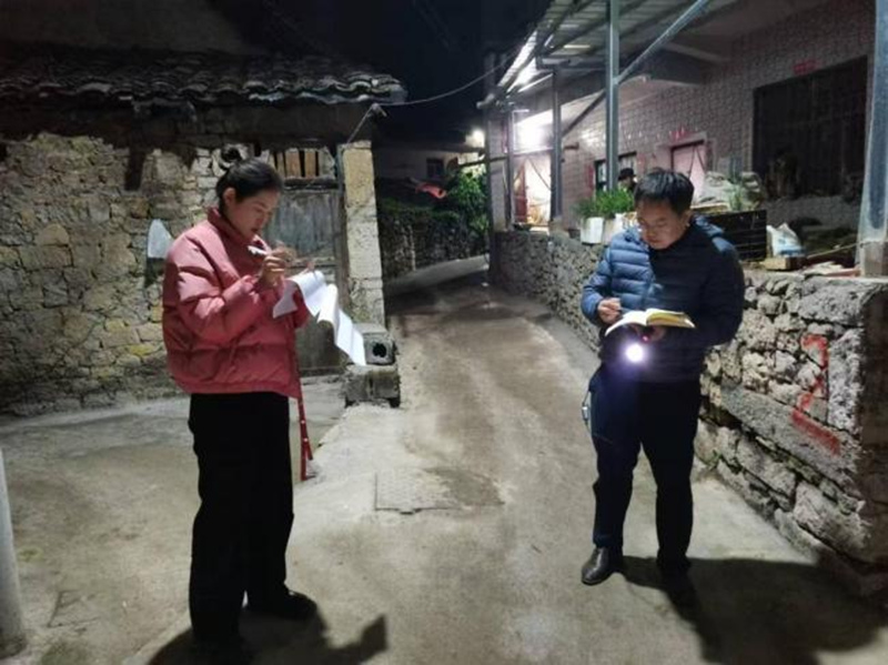 丁杰幃夜晚摸排路燈布設需求。吳勝瓊攝