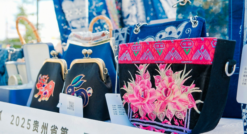 制作精美的非遺文創。貴旅集團供圖
