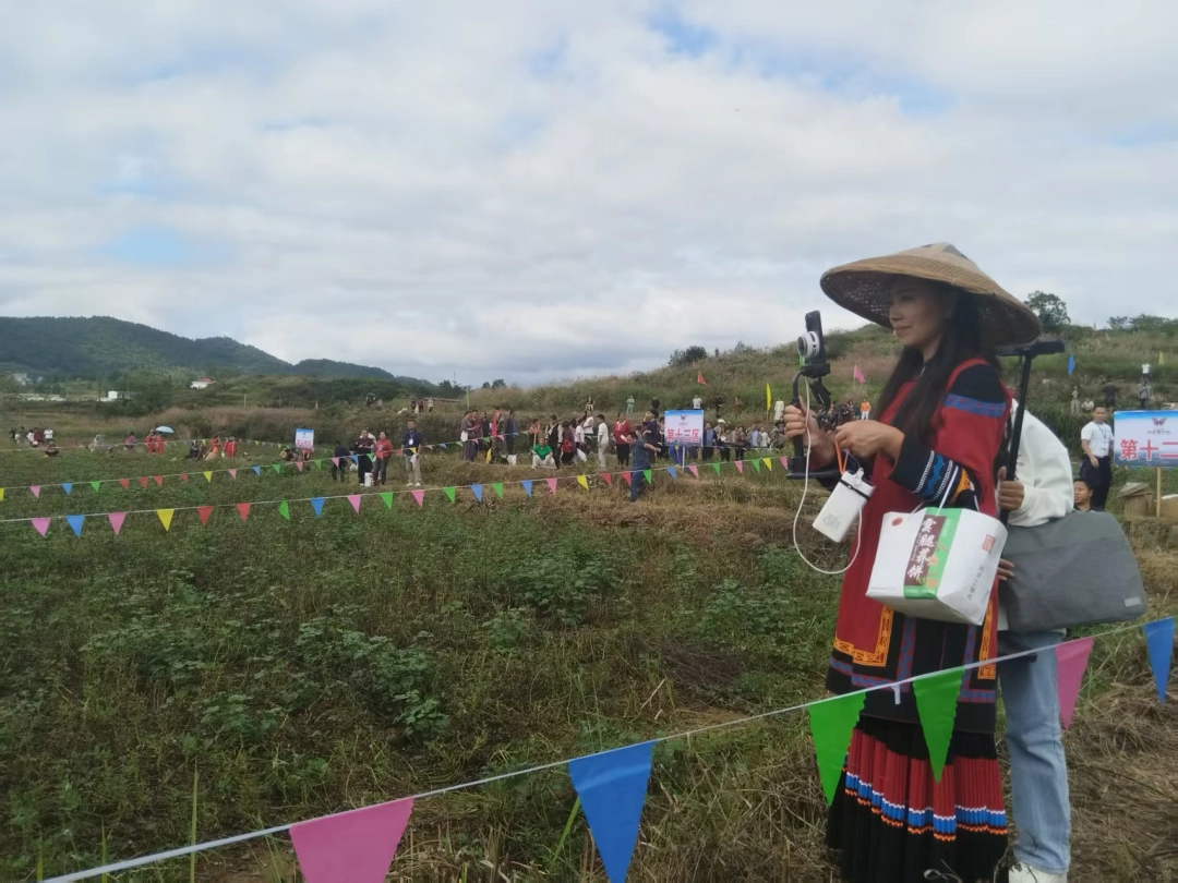 “網絡大咖”來到黃板花生基地，在直播間為珍珠花生“吆喝”。