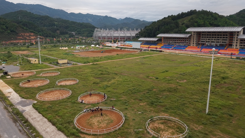 增加新的馬術訓練場。