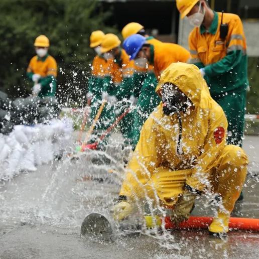 9月19日，畢節市在赫章縣水泥廠舉行2025年突發環境事件應急救援聯合演練。本次演練模擬一輛氨水運輸罐車在廠區大門處發生意外......