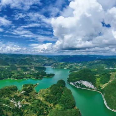 “嗚——”，汽笛清脆，劃破黔中山谷的寧靜。鄧生華穩穩掌著“斯拉河01號”舵盤，船頭劈開碧浪，浪花翻涌間水鳥盤旋......