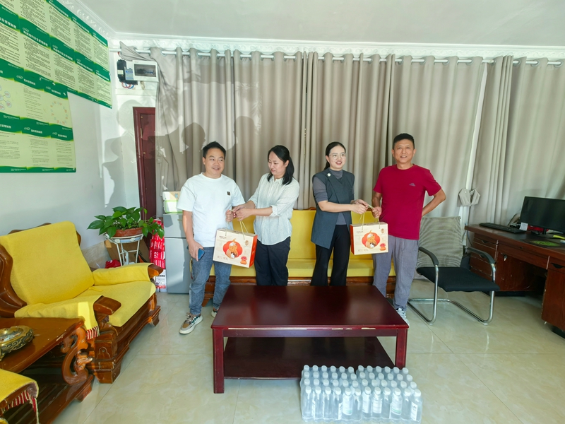 施秉縣委社會工作部聯合縣交通運輸局、縣市場監管局，共同開展“雙節送暖”關心關愛新就業群體活動