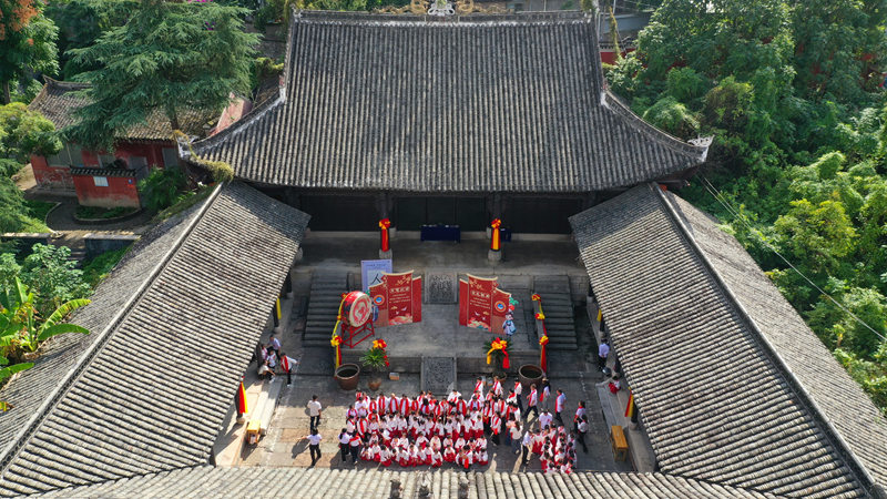 縣實驗小學選擇在石阡縣府文廟舉行一年級新生開筆禮府文廟研學活動。王超攝