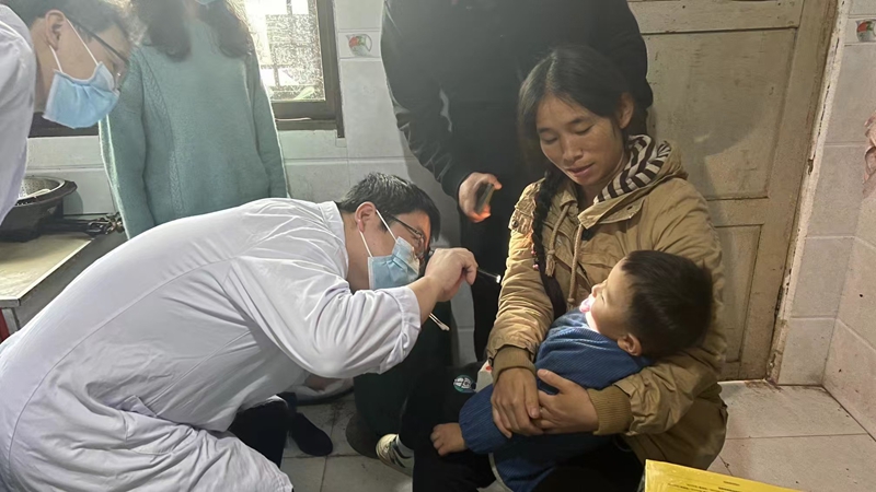 幸福微笑團隊上門為患兒檢查。貴陽市計生協供圖.jpg