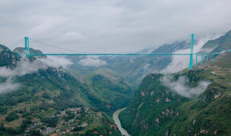 金融活水托舉“世界第一高橋” 助力天塹變通途         9月28日，“世界第一高橋”花江峽谷大橋正式通車，標志著六安高速這一交通大動脈全線貫通。作為該項目銀團貸款的聯合牽頭行，工行貴州省分行則以金融之橋貫通資金血脈，讓天塹通途的夢想照亮現實?！驹敿殹?/></a><a href=