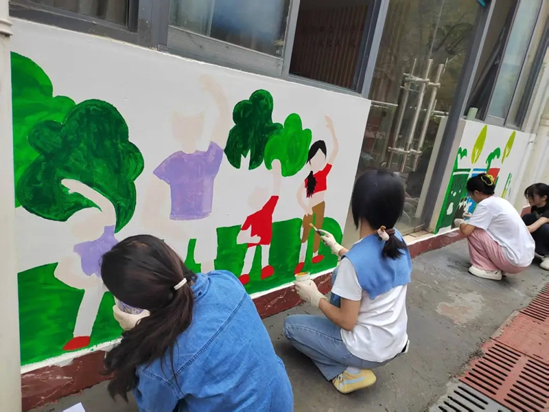 居民上陣手繪墻畫。