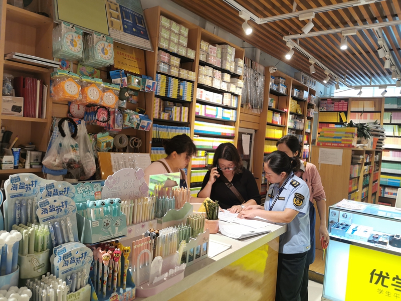 圖為：檢查書店