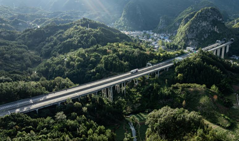 貴州羅甸：因路而興