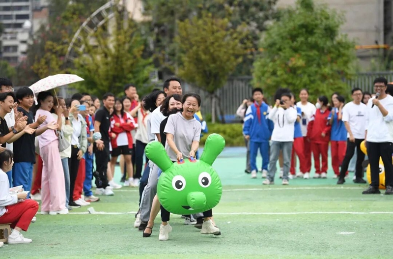 9月29日，在貴陽市第十八中學第四十五屆體育藝術節現場，師生們正進行旱地龍舟賽趣味運動比賽。