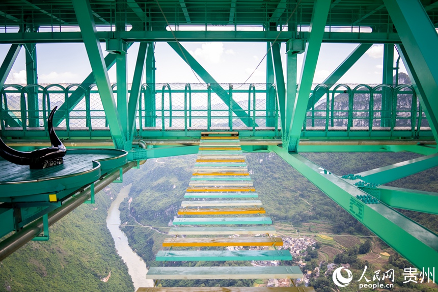 花江峽谷大橋上設置的高空體驗項目。人民網記者 涂敏攝