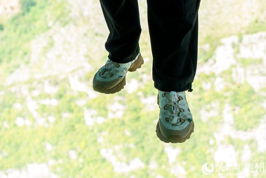 參觀者在花江峽谷大橋中部的玻璃觀光廳體驗獨特的觀景視角。人民網記者 涂敏攝