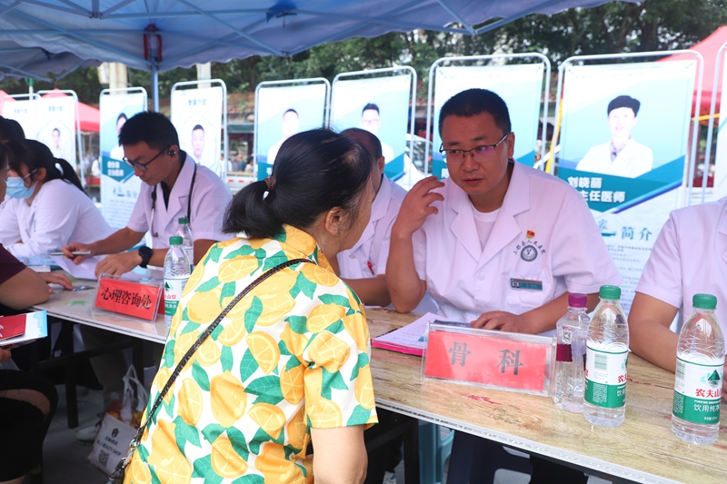 給群眾檢查。