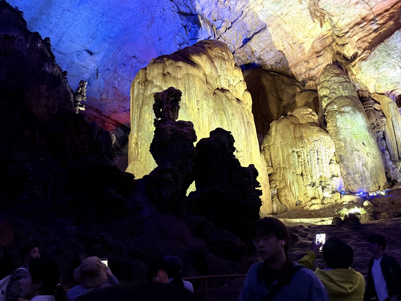 采風團走進織金洞。劉心怡攝