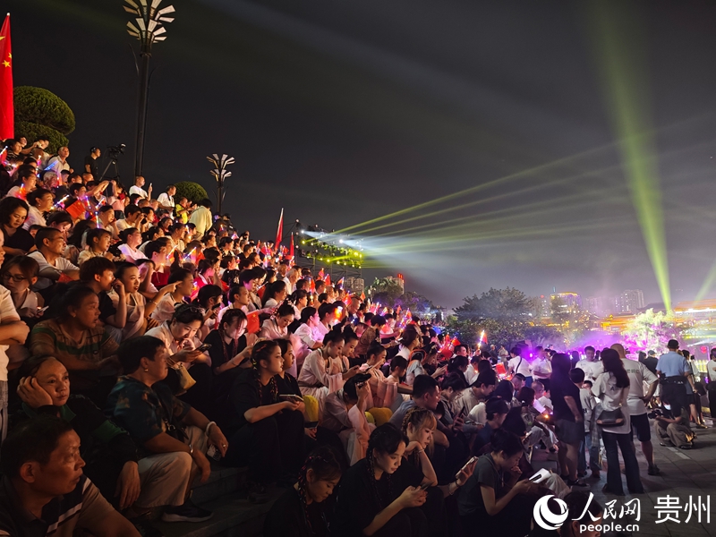 觀眾正在觀看節目表演。 人民網 黃小桃攝.jpg