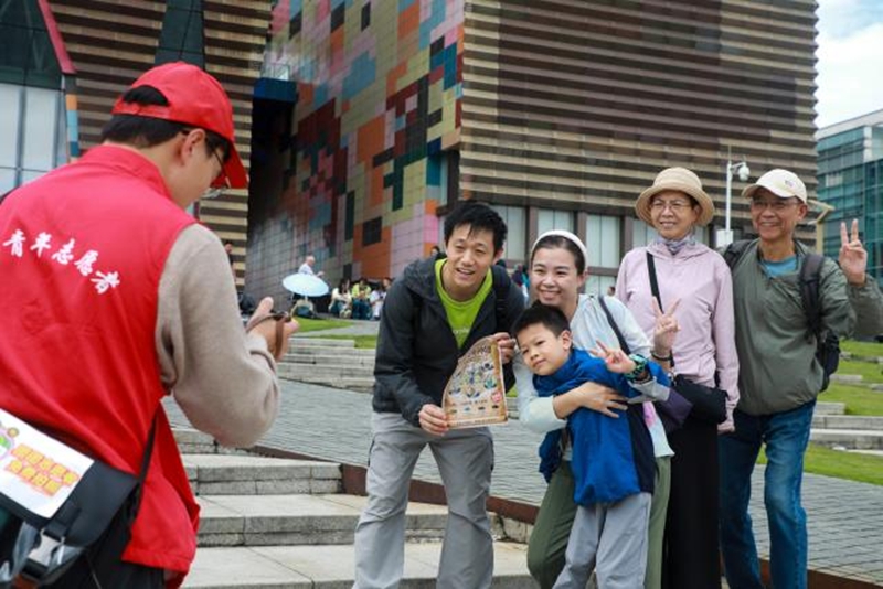 4、上海游客趙舒舒一家在貴州省博物館打卡拍照。