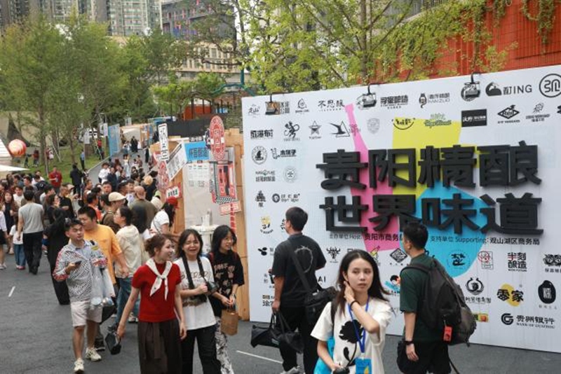 5、游客在阿云朵倉品味精釀。