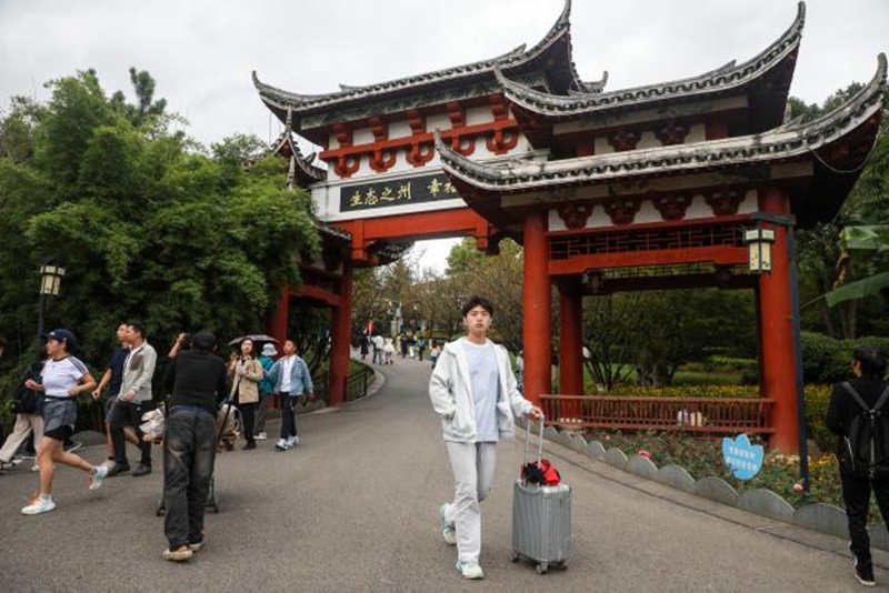 7、游客在觀山湖公園游玩。