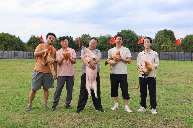 1、景區“抓住抓雞”比賽勝利者合影。 王裕攝