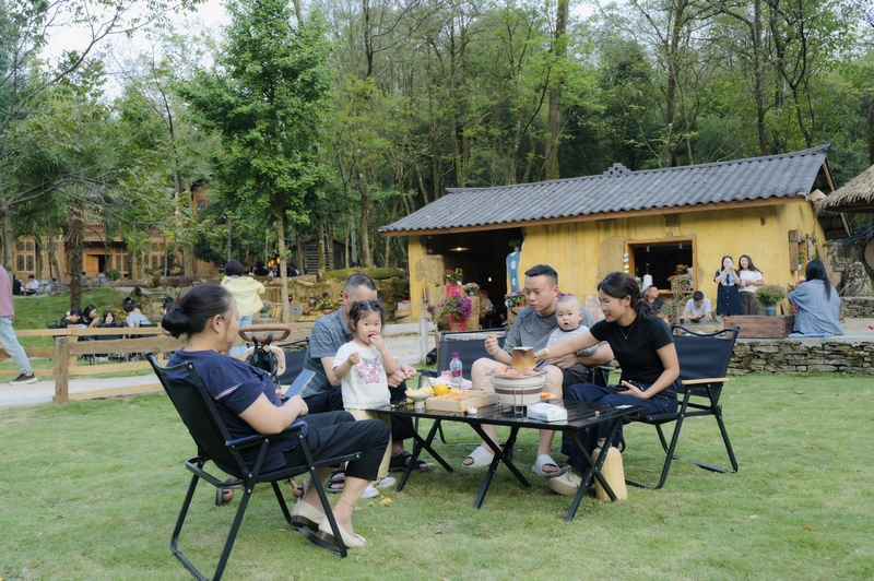 游客和家人一起圍爐煮茶。