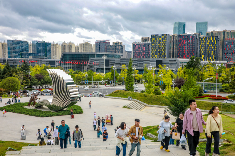 游客參觀博物館。