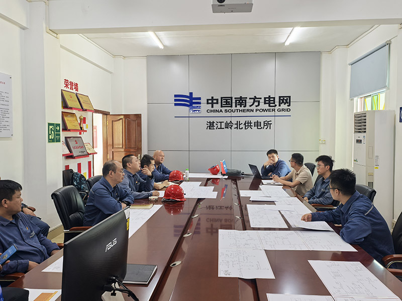 在廣州省湛江市遂溪縣，安順供電局馳援人員與當地供電部門進行現場會商