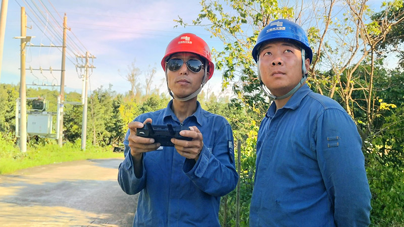 工作人員啟動無人機勘察災情及配電線路受損情況 。