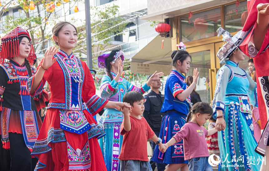巡游現場。 人民網 黃小桃攝