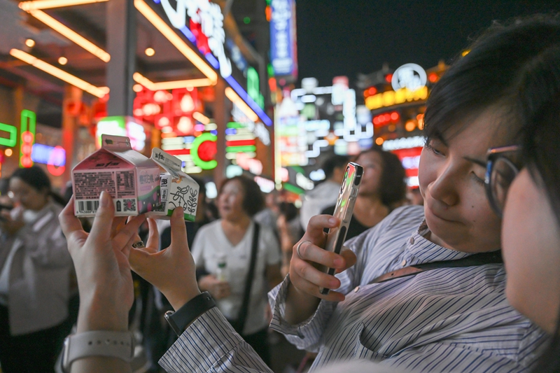 游客爭相打卡體驗。吳蔚 攝.JPG