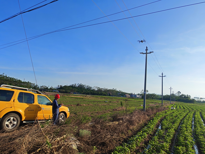 興仁供電局工作人員用無人機巡視現場。.jpg