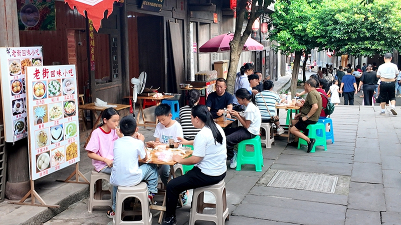 老街回味小吃店坐滿游客，品嘗土城特色小吃。姚瑤 攝.jpg