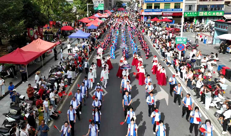 2025年貴州黔南“秋飲穿越酒”獨山花燈暨“村戲”展演活動舉行