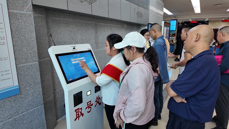 工作人員熱情的為群眾取號。王璽 攝.jpg