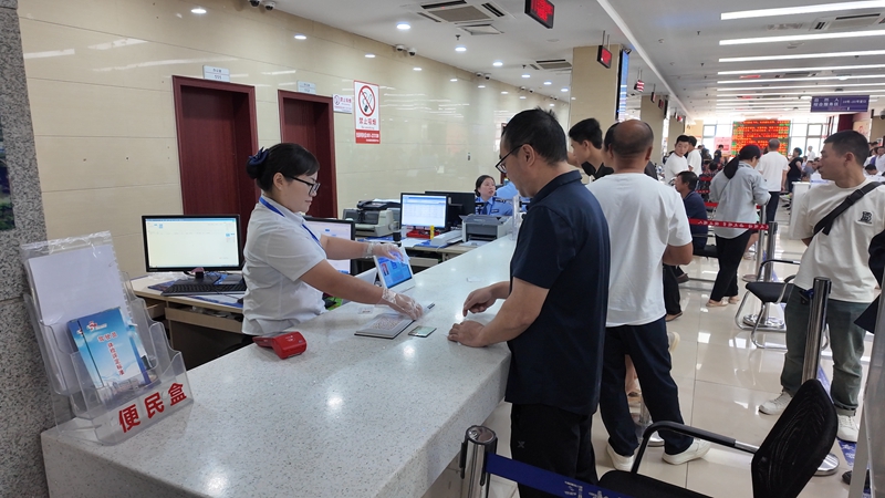 群眾有序到窗口辦理業務。王璽 攝.jpg