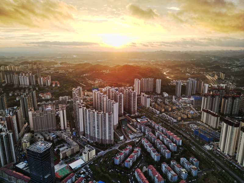 2025年10月8日，清晨的貴州省黔西市蓮城街道，霞光初綻、小城景美。