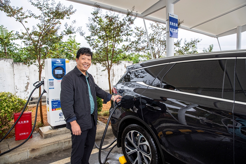 2025年10月7日，貴州S82筑大高速公路西溪服務區，新能源電動車師傅使用液冷超級充電樁充電。